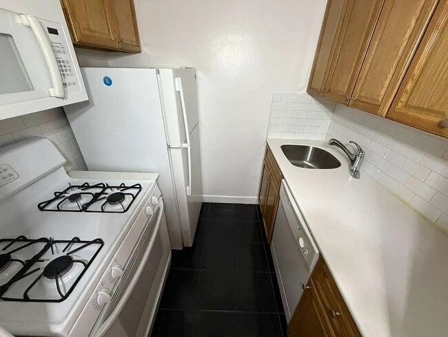 Building Photo - 83-33 118th St