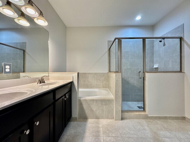 Building Photo - 9623 Town Parc Cir S