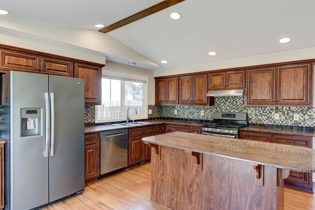 Building Photo - 3 Bed 2 Bath Home Near Town