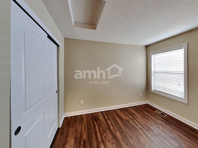 Building Photo - 490 Hemhill Dr