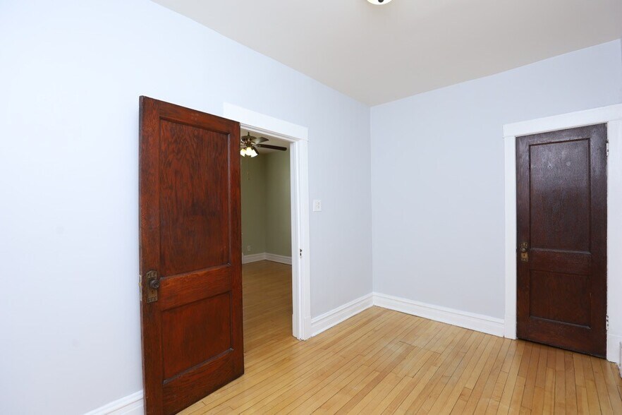 Building Photo - 5141 W Roscoe St
