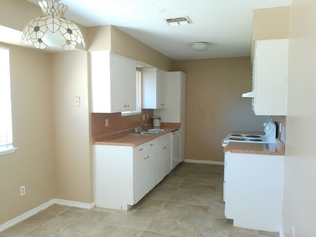Building Photo - 421 Antares Dr