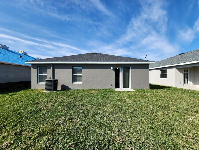 Building Photo - LIKE NEW!!! 4-Bedroom, 2-Bathroom in Villamar Winter Haven