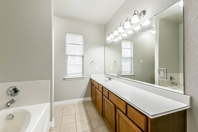 Building Photo - 21617 Horseshoe Dr