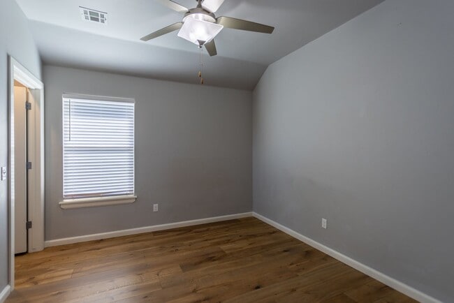 Building Photo - Single Family Home