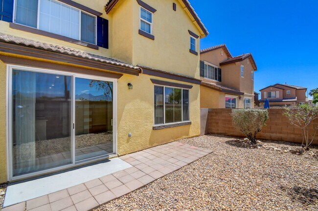 Building Photo - 3 Bed Home - Open Floor Design - Community Pool - New Everything Inside