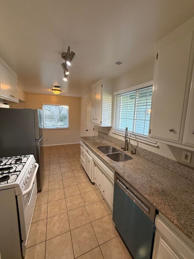 Building Photo - Beautiful 4 Bedroom, 2 Bathroom, Sylmar Home! Ready for Move-In!