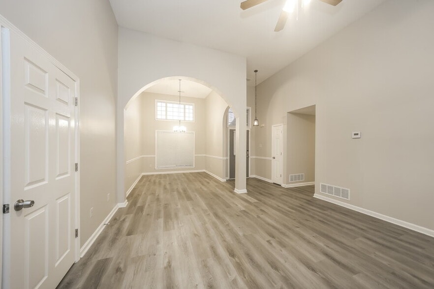 Building Photo - 6164 Kingsview Dr