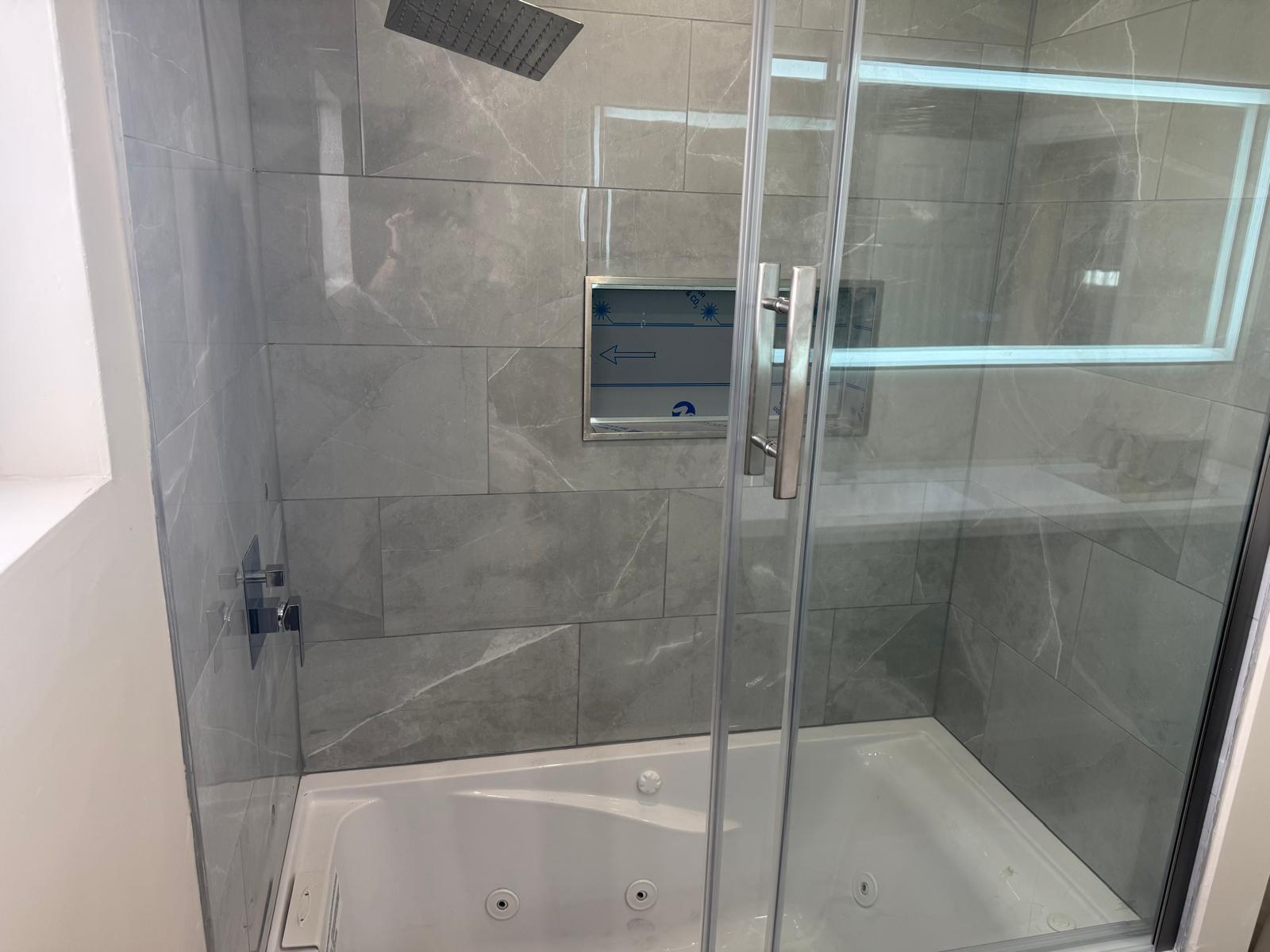 tub - 10821 Otsego St