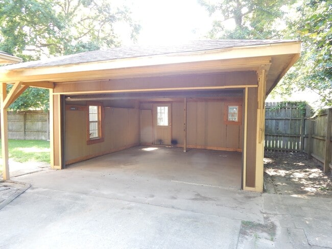 Building Photo - Gorgeous 3 Bedroom Home w/Workshop in Tyler!