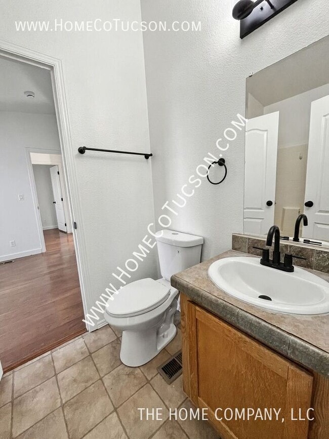 Building Photo - 5840 E Dakota Rd