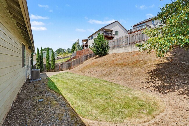 Building Photo - 3 bed, 2 bath home in West Salem's Brush College neighborhood