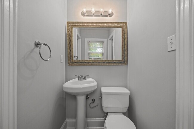 Building Photo - 2405 Jefferson Dr