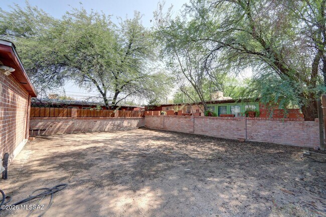 Building Photo - 1202 N Tucson Blvd