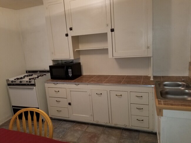 Building Photo - 5th Street Apartments - Basin