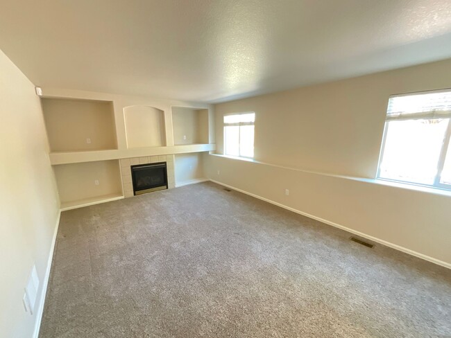 Building Photo - 3 Bedroom Home Available Near N Powers Blv...