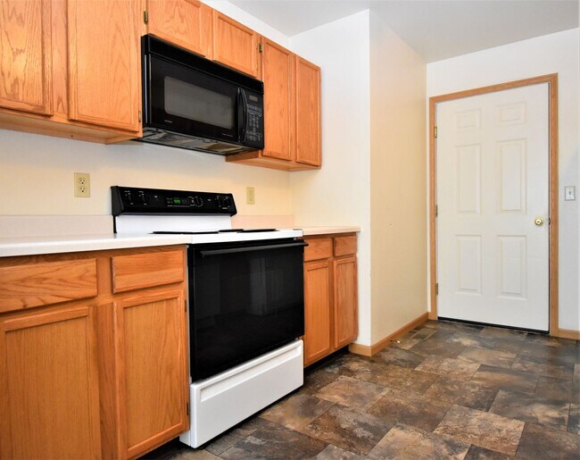 Building Photo - Townhouse style 2 bedroom 1.5 Bath with Attached Garage! Great Location!