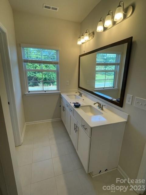 Building Photo - A cozy house with 3 beds and 2.5 bath in H...
