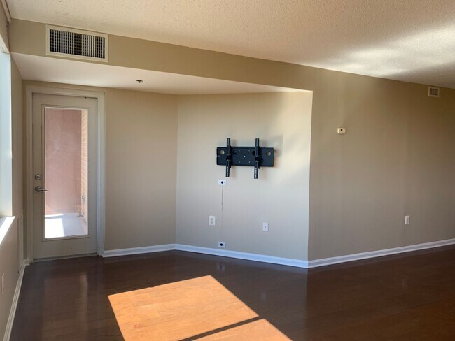 Building Photo - Rarely Available Penthouse 1BD/1BA in Gros...