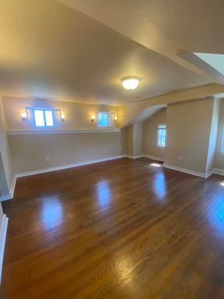 Building Photo - 261 Main St