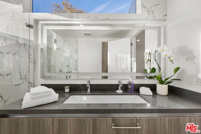 Building Photo - 4806 Sylmar Ave