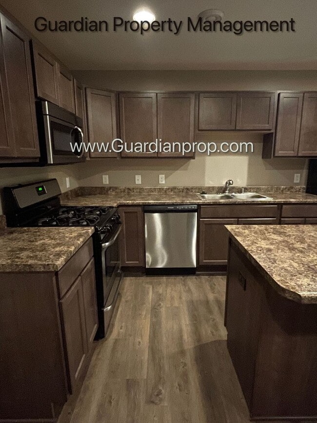Building Photo - Lakeville, Middle Unit Town Home, 2.5 Bath...
