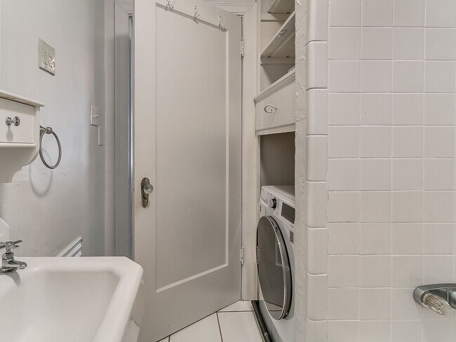 Building Photo - Charming 1 bed | 1 bath in great location