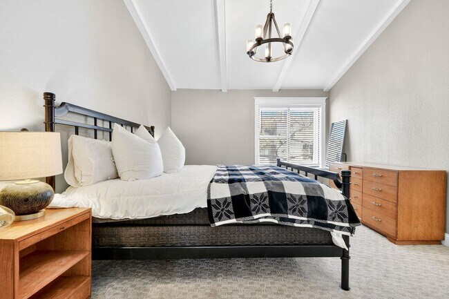 Building Photo - Two Bedroom Townhome W/ Garage!