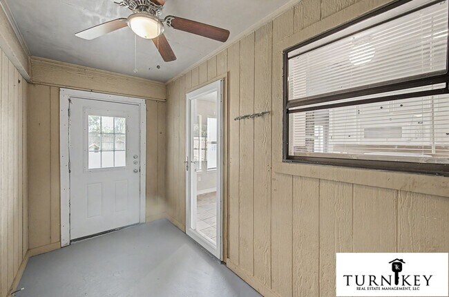 Building Photo - 913 Springhill Dr