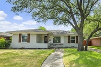 Building Photo - Remarkable Lakewood home steps from Ridgewood Park