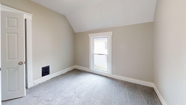 Building Photo - Madison/West Blvd neighborhood: 3 bedroom/...