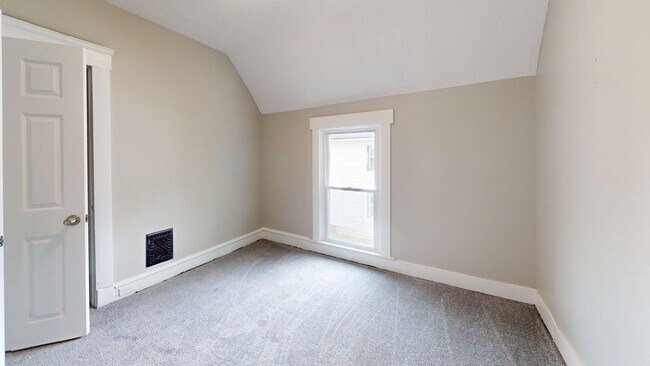 Building Photo - Madison/West Blvd neighborhood: 3 bedroom/1 bath single family home.
