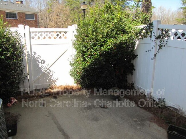 Building Photo - 1336 Green Oaks Ln