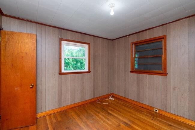 Building Photo - Great 2 Bedroom House in Dillsboro near the River $1400 available June 5th for year-long lease