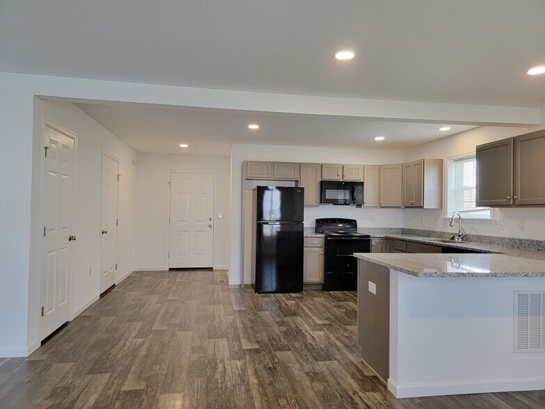 Building Photo - 124 Robert Cir