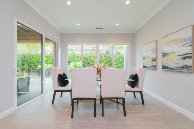 Building Photo - Fully Renovated 2 Bed, 2.5 Bath + Den Single Story Home Available NOW in Eastwood Village in Irvine!