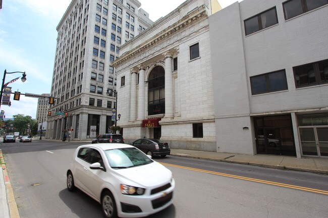 Building Photo - 32 W Market St