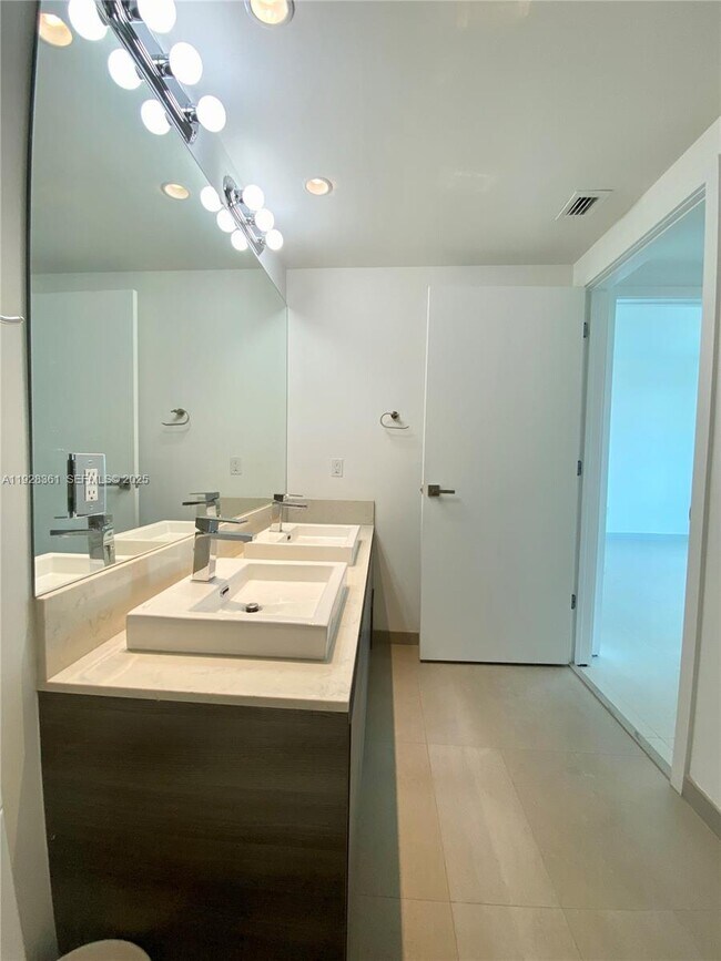 Building Photo - 1080 Brickell Ave