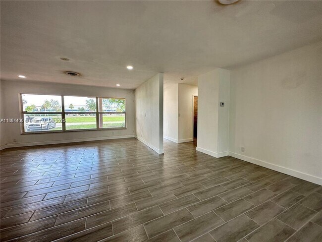 Building Photo - 912 NE 9th Ct