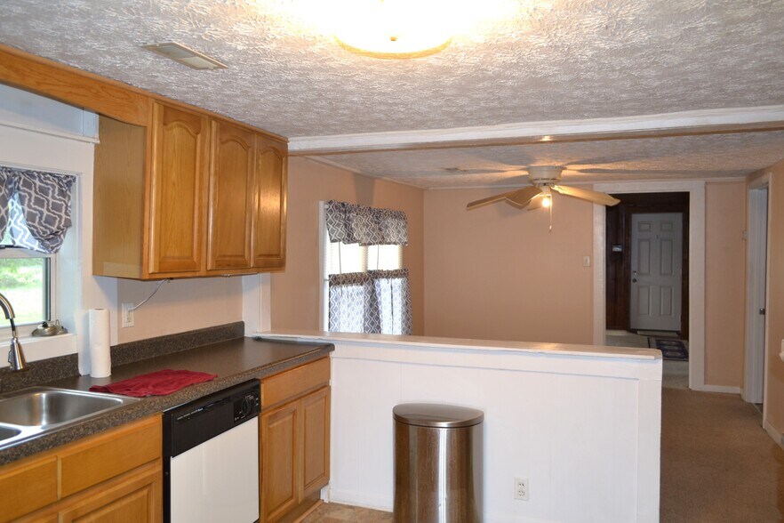 Building Photo - 1851 Pine Ridge Rd