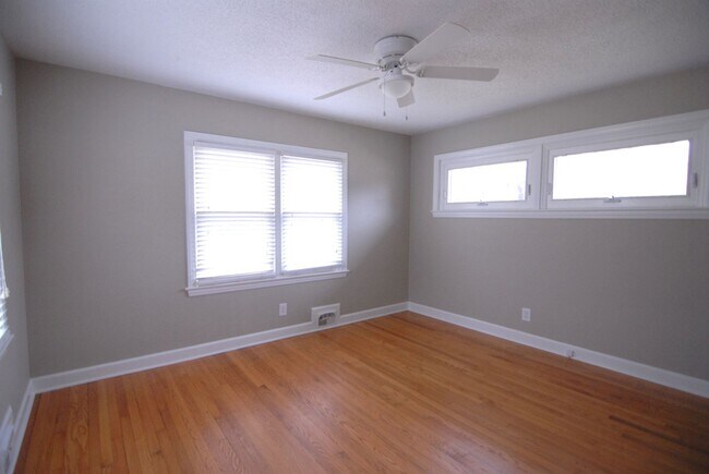 Building Photo - Mid-century style 3 bedroom 2 bath brick r...