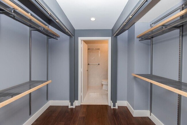 Building Photo - 102 Christopher Columbus Dr