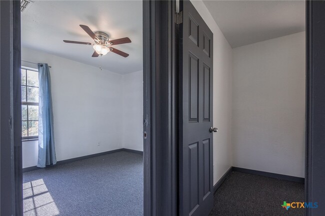 Building Photo - 803 Happy Haven Rd