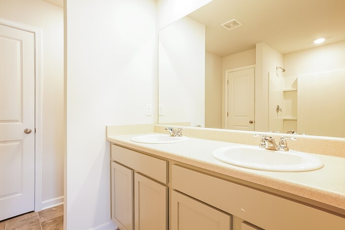 Building Photo - 2176 River Park Ct