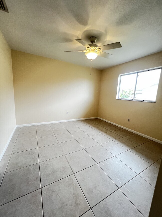 Building Photo - 609 SE 23rd Pl