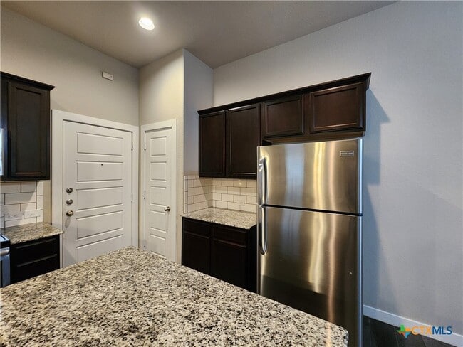 Building Photo - 506 Creekside Frst