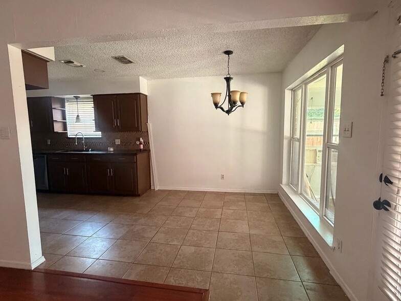 Building Photo - 1112 Park Center Ct
