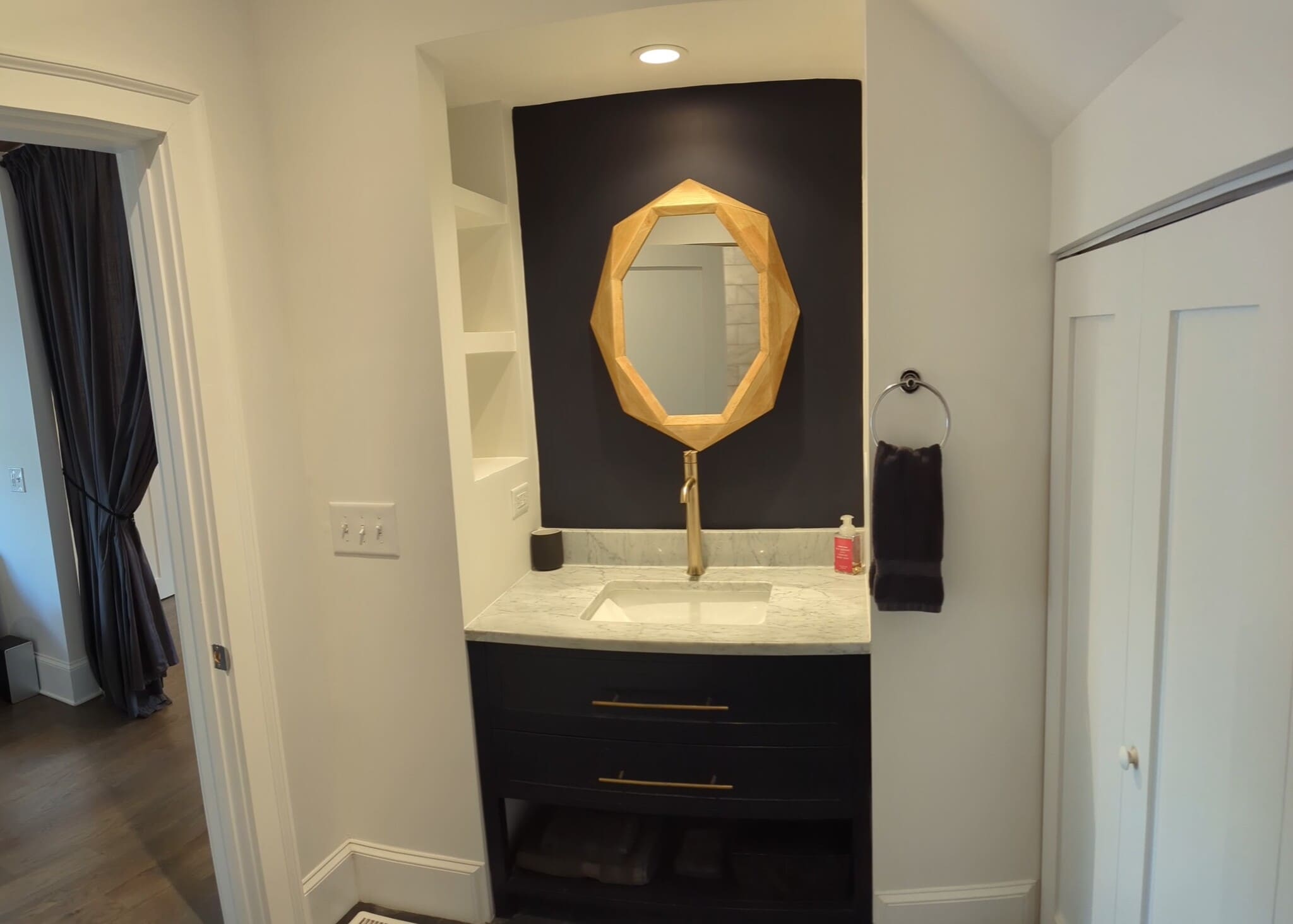 Tasteful bath with vanity - 830 Myrtle St NE