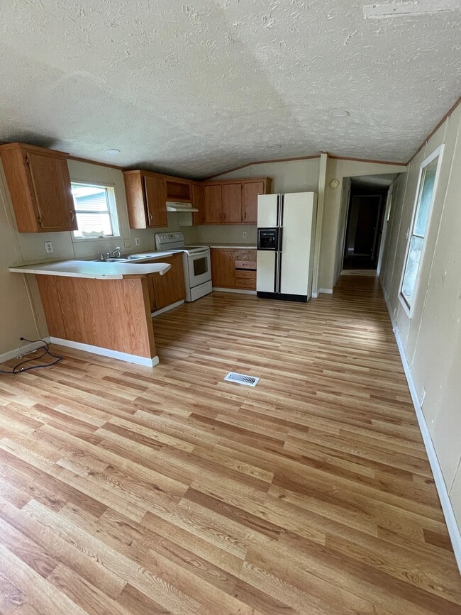 Building Photo - 395 Memory Ln