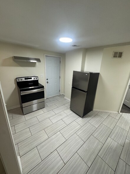 Building Photo - 1739 Dumesnil St